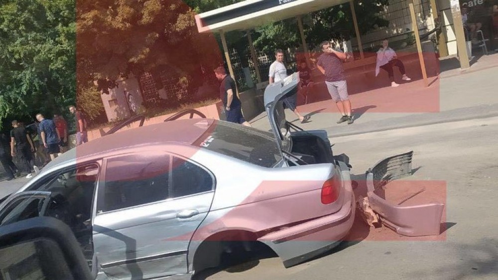 FOTO // Accident în lanț la Cahul. Un BMW a distrus mai multe mașini și a rămas fără roți